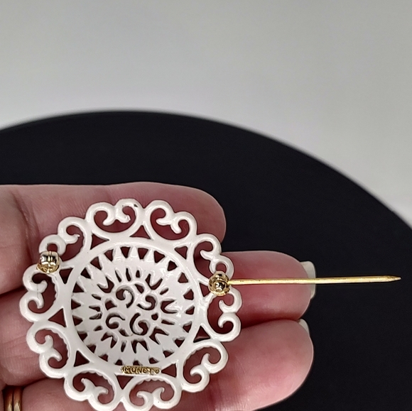 Vintage Monet Signed White Enamel Round Pin - Picture 4 of 7